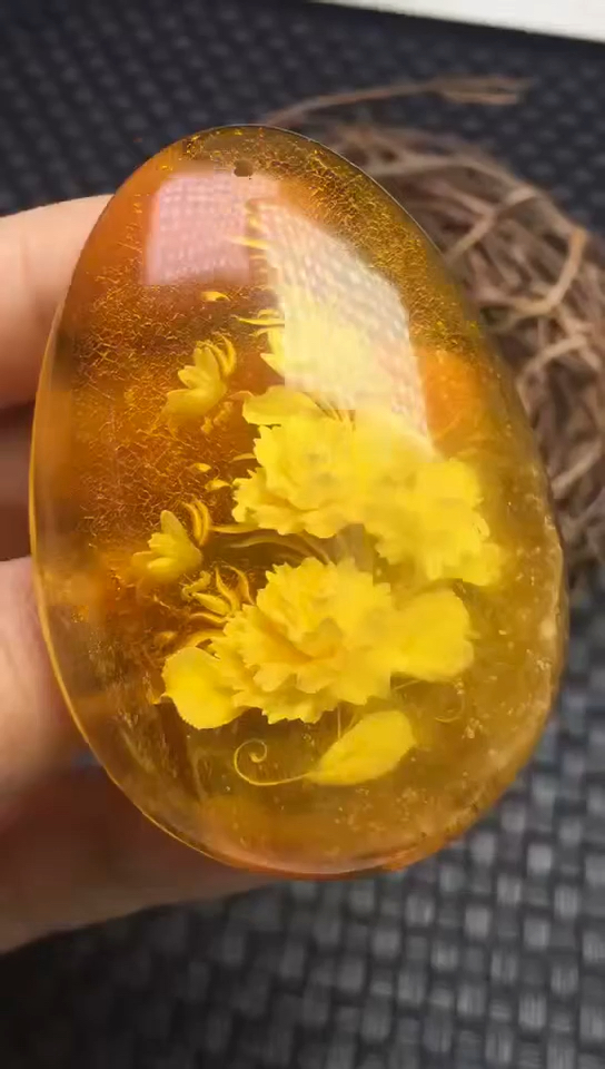 天然蜜蜡雕刻吊坠,寓意年年有余,精工雕刻