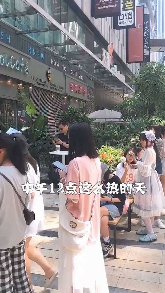 听说王俊凯的父母在重庆开了个奶茶店哦。