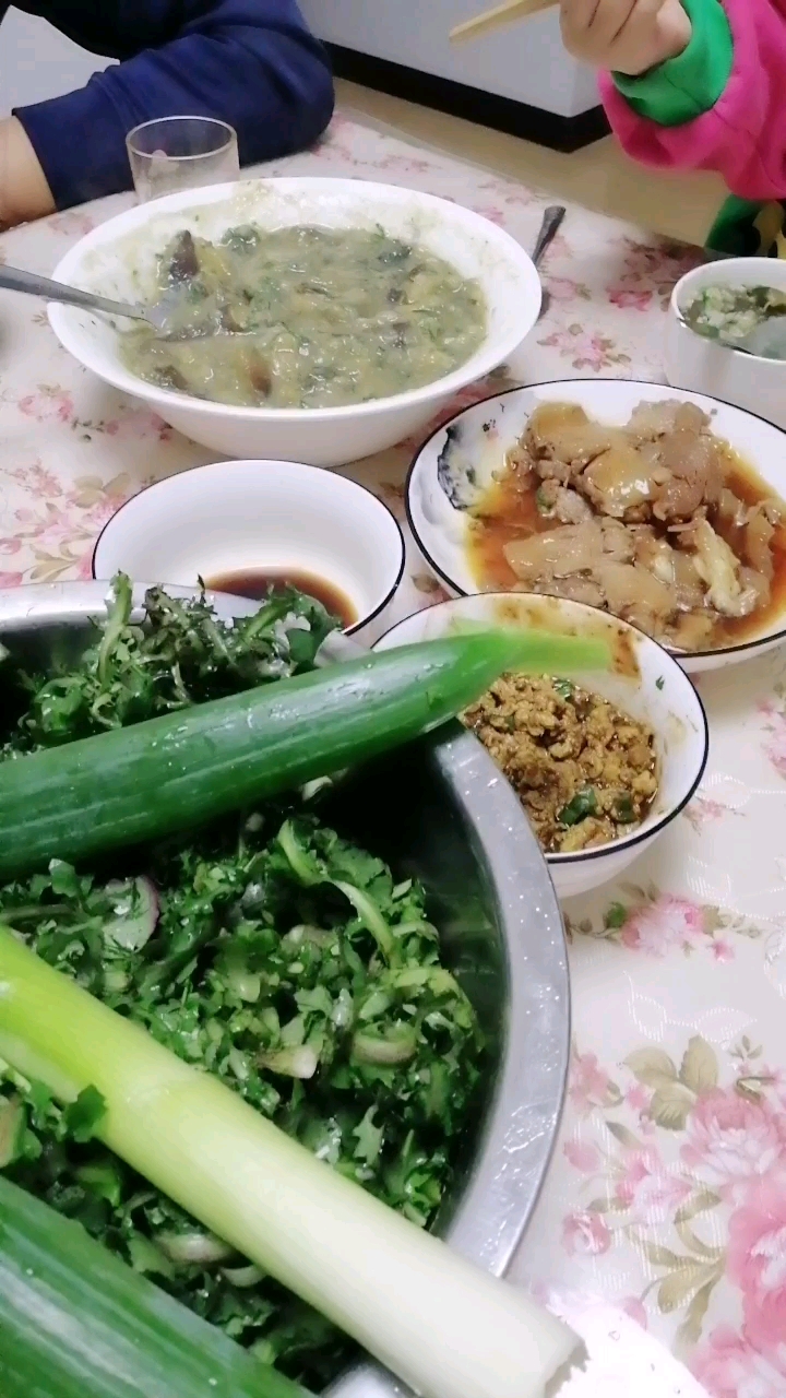 好久没吃野菜很鲜,木耳辣根爽口,土豆泥孩子喜欢,家和美食带着温暖的记忆