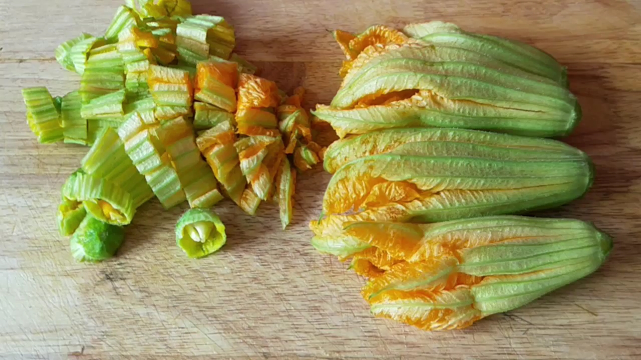 #食神大PK#南瓜花别再油炸了，学会这个特色做法，筷子一翻，比吃肉还过瘾