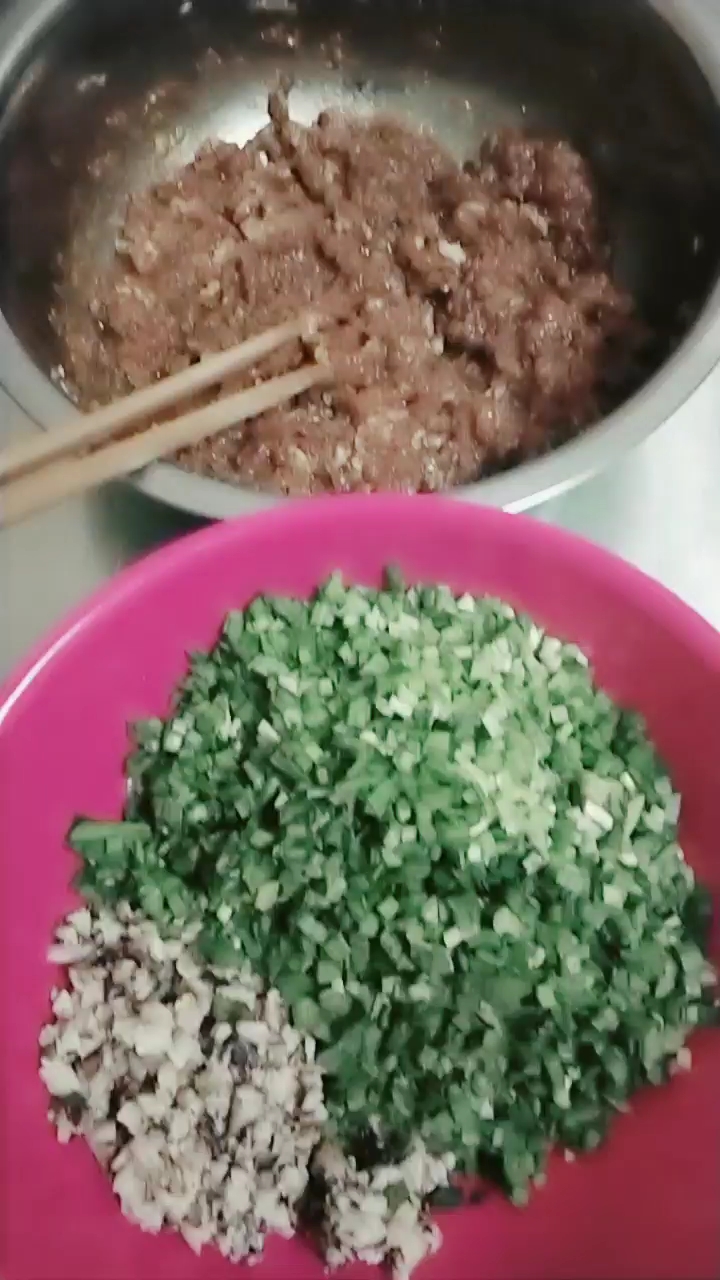 推荐饺子馅的做法!香菇黑猪肉馅和韭菜的饺子馅!