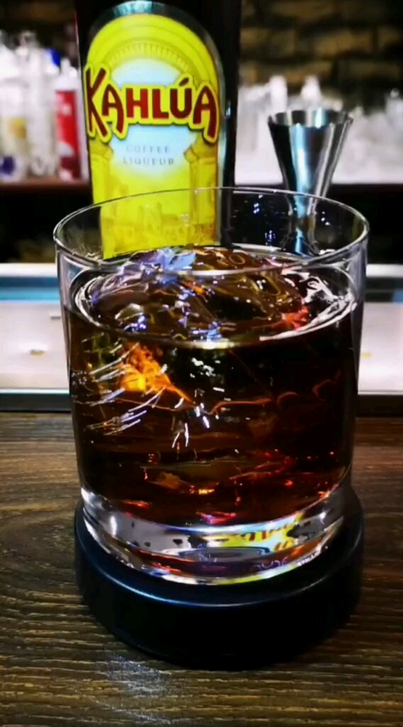 这杯鸡尾酒《勇敢的公牛》,配方龙舌兰60毫升,甘露咖啡力娇酒30毫升