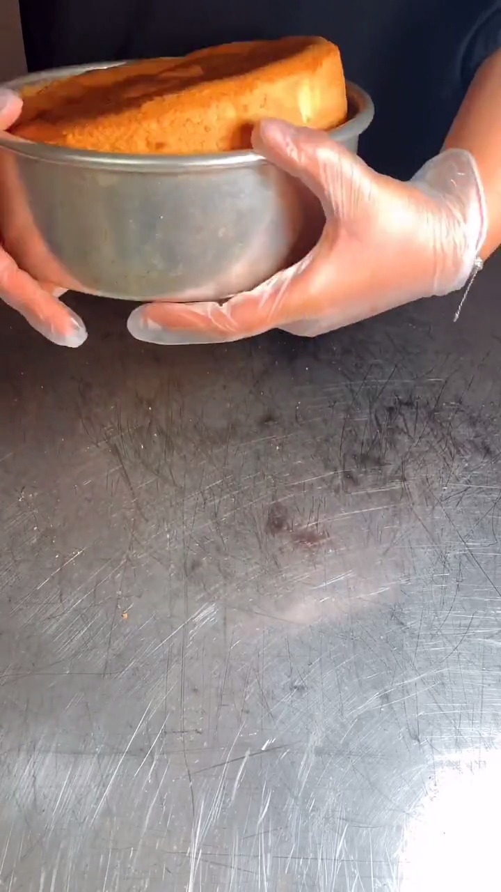 8寸戚风蛋糕配方,生日蛋糕胚子配方,蛋糕制作方法:蛋黄5个,玉米油50克,牛奶5