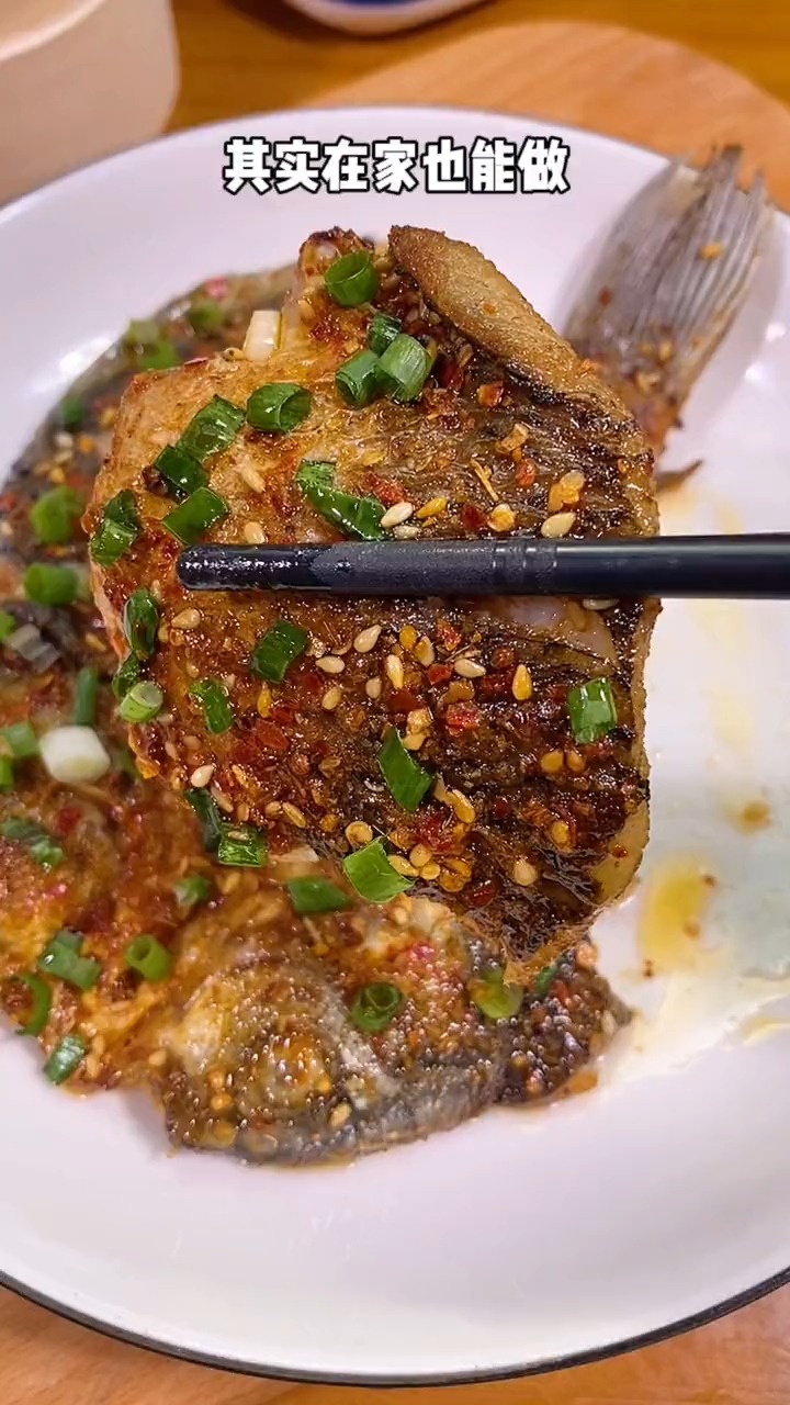 每次到夜市摊必点的烧烤鱼,其实在家也能做