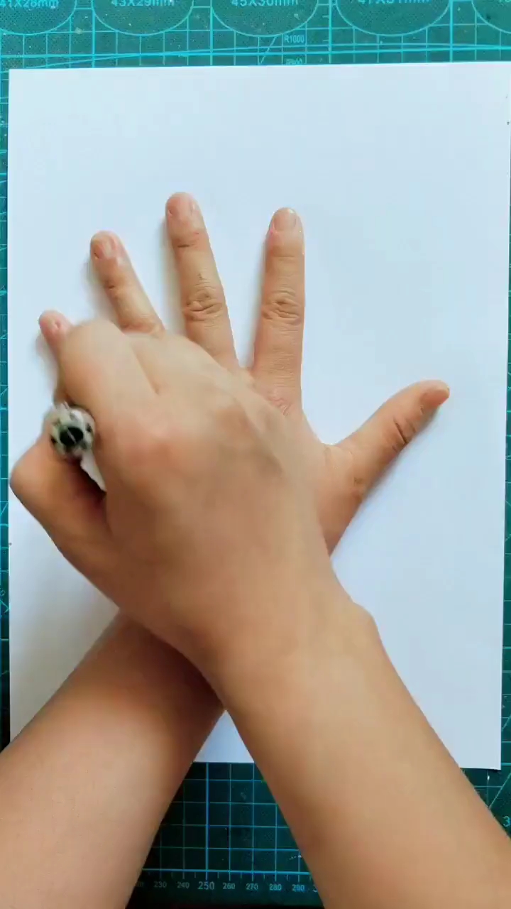最花的公鸡手掌画大公鸡,小朋友一看就会。