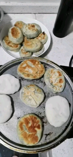 #晒晒我家的春天#鸡蛋菠菜虾皮的菜盒子,美味有营养