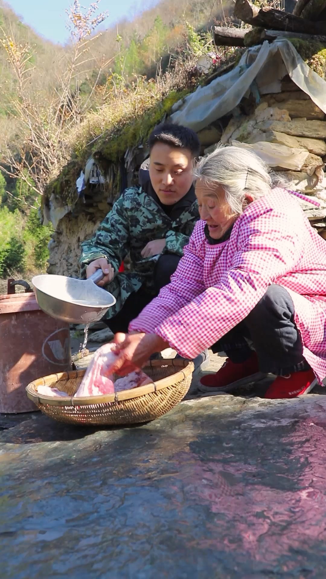 上集: 奶奶腌制的腊肉太好吃了,色香味俱全,蒜苗腊肉回锅,好吃得很。