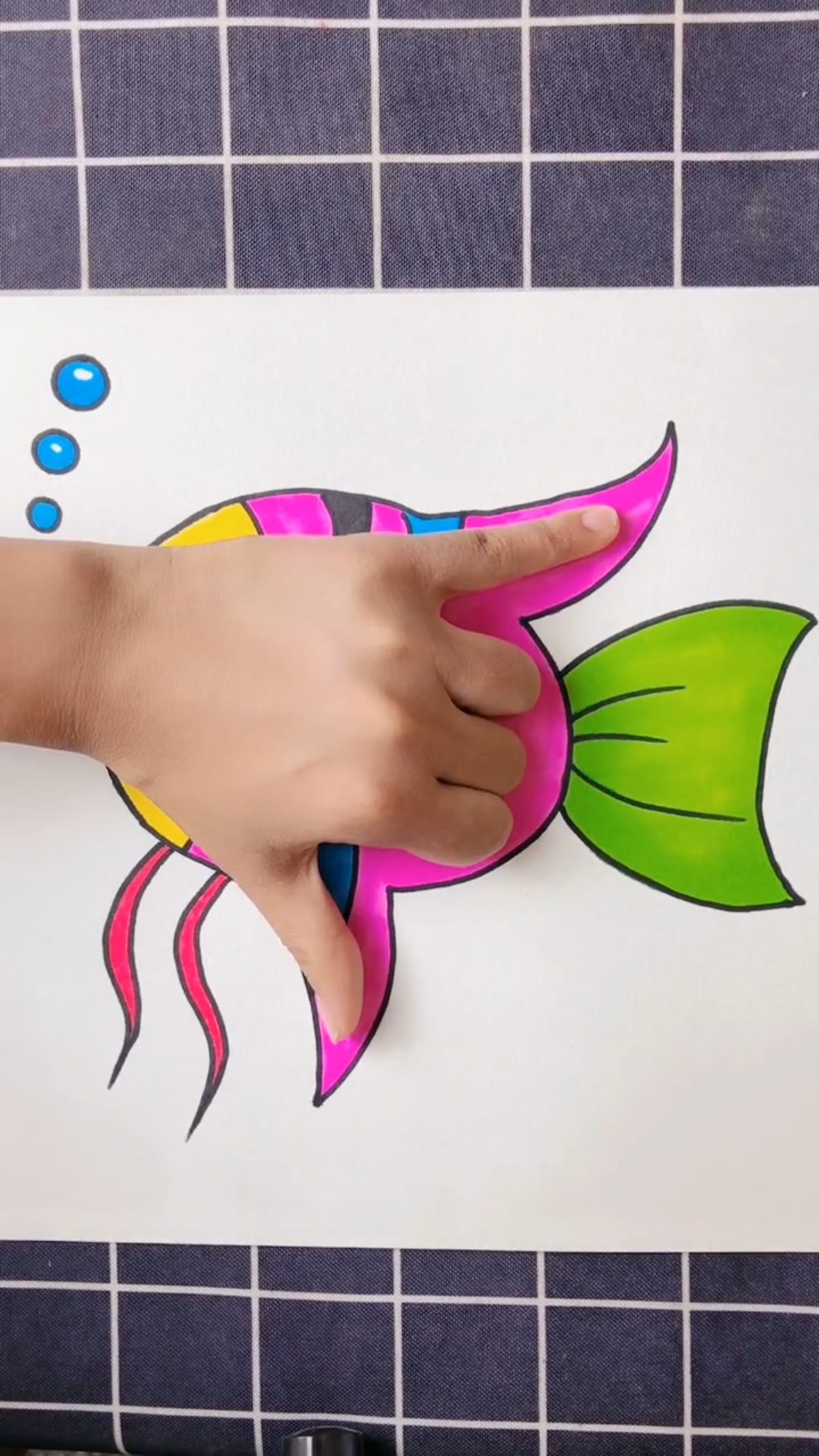 画一条漂亮的吐泡泡小鱼,快和宝宝一起来创意手掌画吧