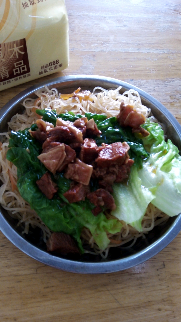 #快要憋疯的你#人衣食为天,你们看这份饭不错吧?牛腩蒸米粉,你们想不想吃呢?
