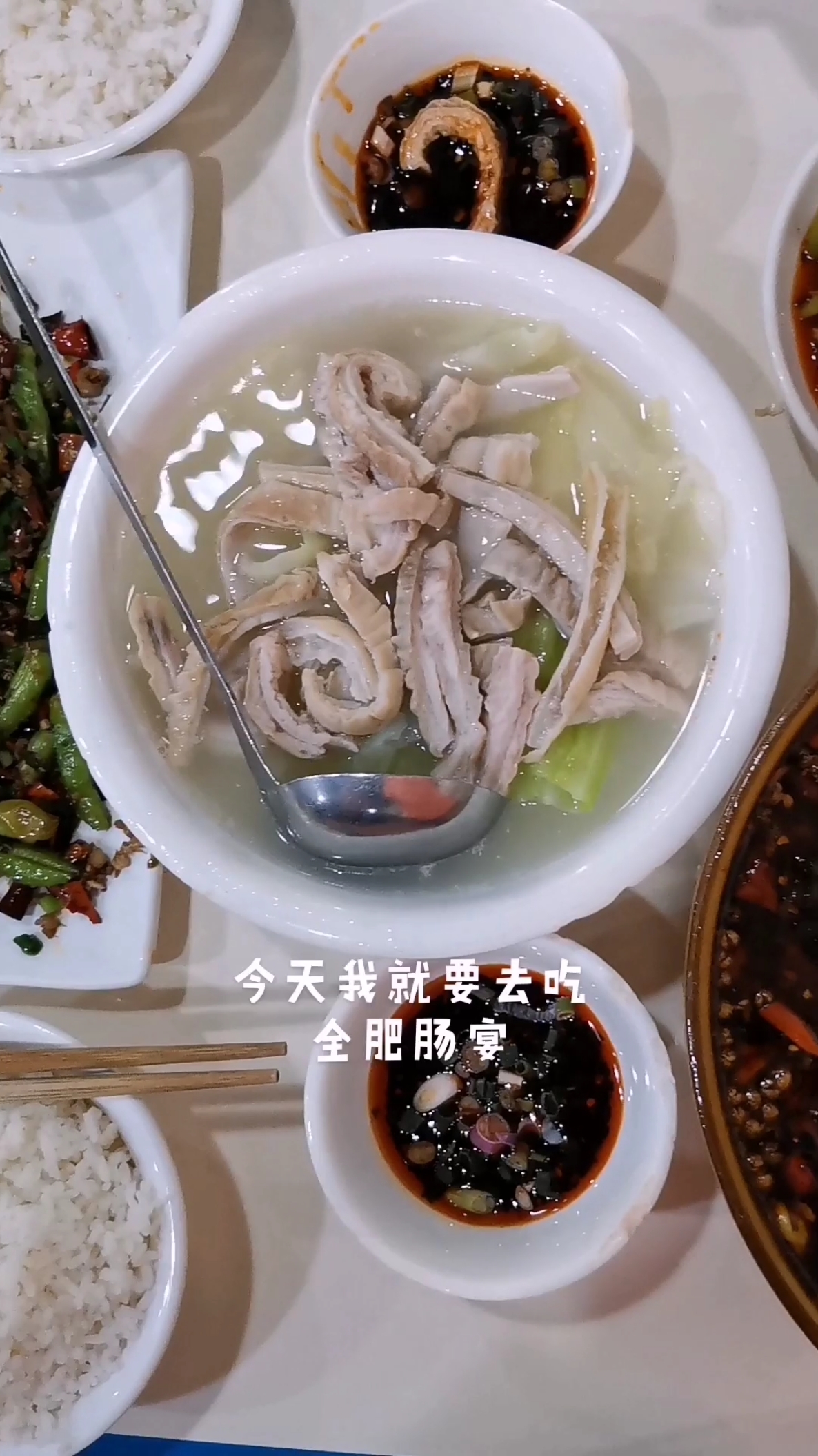 #食神大PK#重庆最早做沾水肥肠的老店,已经开了18年,除了沾水肥肠,凉拌肠头也好吃