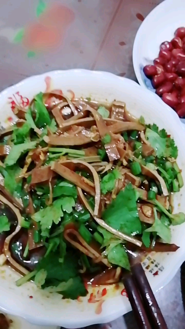 520朋友圈都在晒红包晒幸福,我没有晒得,就晒一晒一个人的午餐红烧芋儿鸭