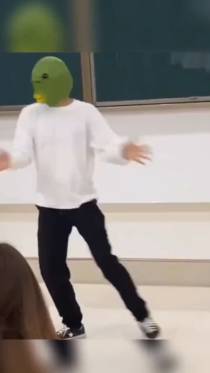 沙雕学生日常?教室里带绿鱼头跳舞偶遇老师,网友:脸要笑抽筋了