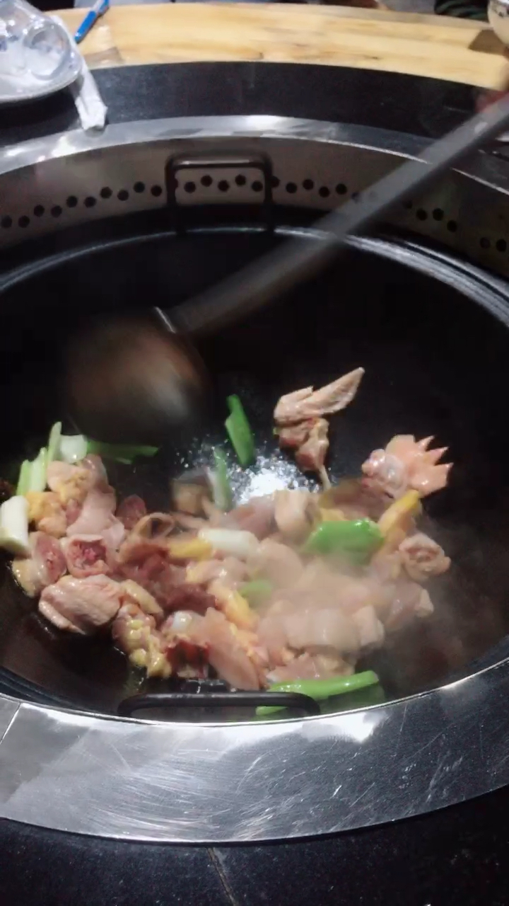 特色招牌地锅鸡