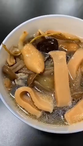 花胶响螺片鹿茸菇煲乌鸡! 广东人喜欢用“响螺片”煲汤。 俗话说:鲍参翅肚易得