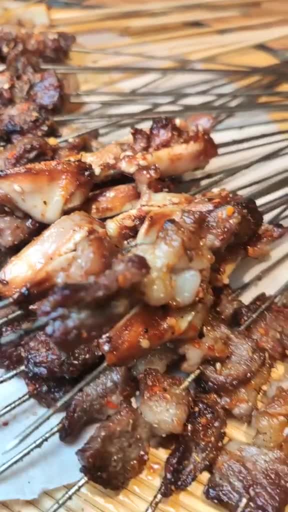 长春咖喱味的鸡爪干煸的毛豆黑椒的牛肉串这是一家相当有才的烧烤店烧烤辣卤美食