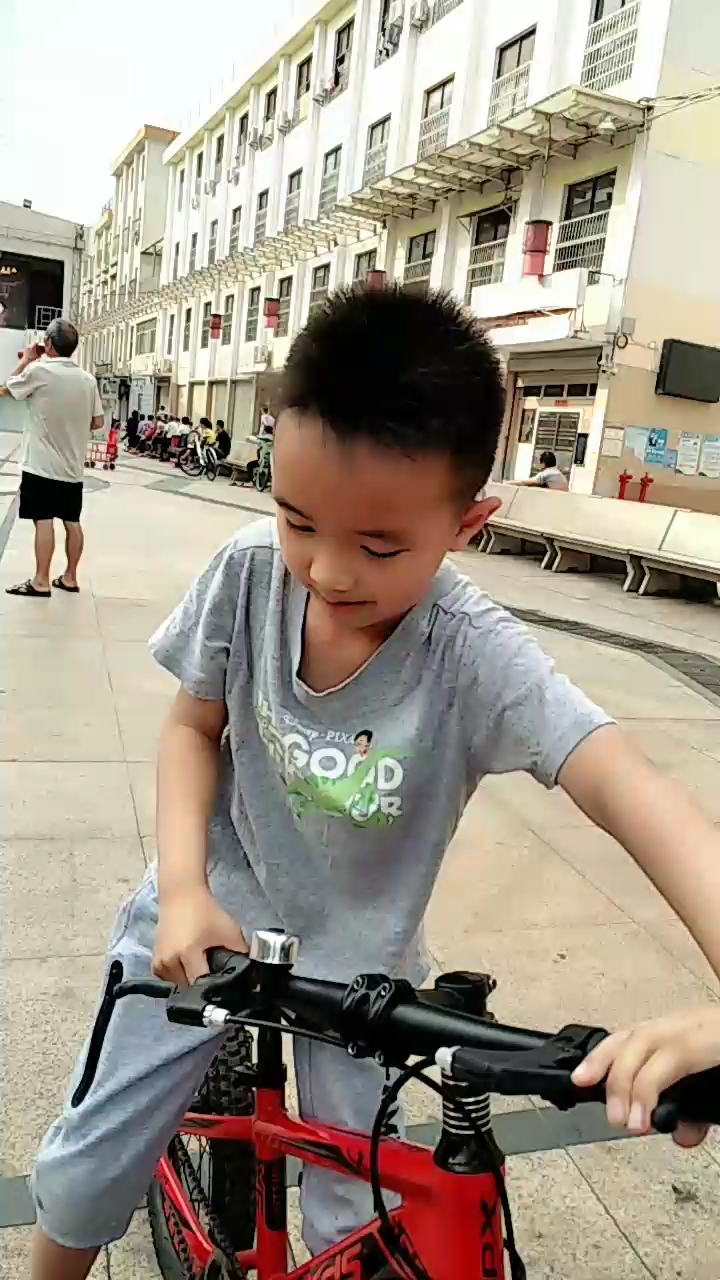 小宝贝玩得可开心了