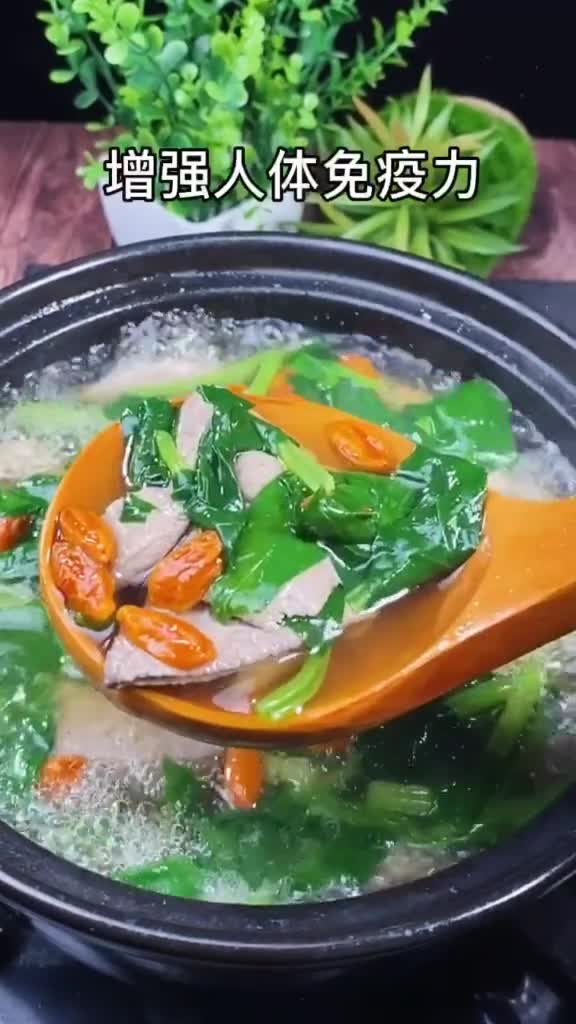 #菠菜猪肝汤孩子跟老公都爱吃,要长高高就要营养均衡