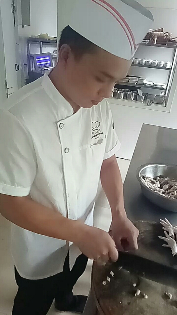 做瓦罐凤爪第一步!先将鸡爪去指甲!!