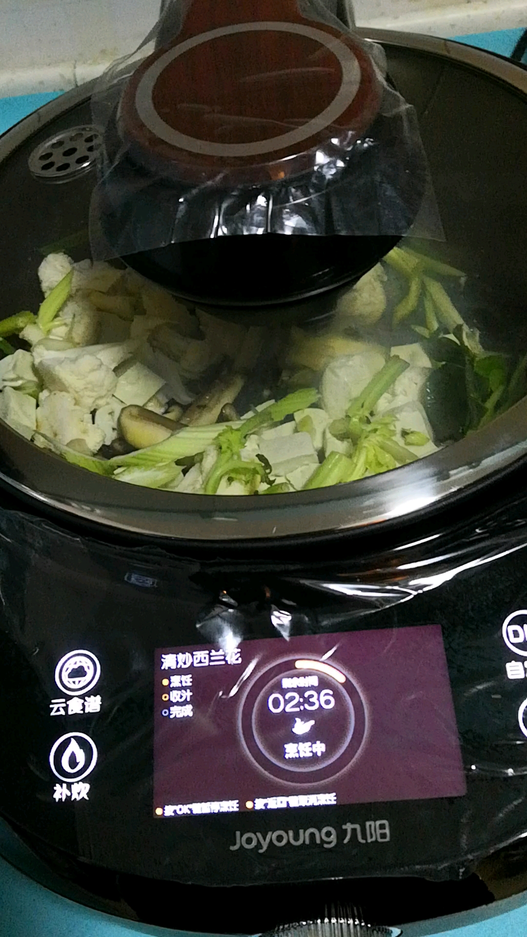 给老妈新买炒菜机,自动炒菜很方便。妈妈很喜欢。至少可以解放双手几分钟,少吸点油烟