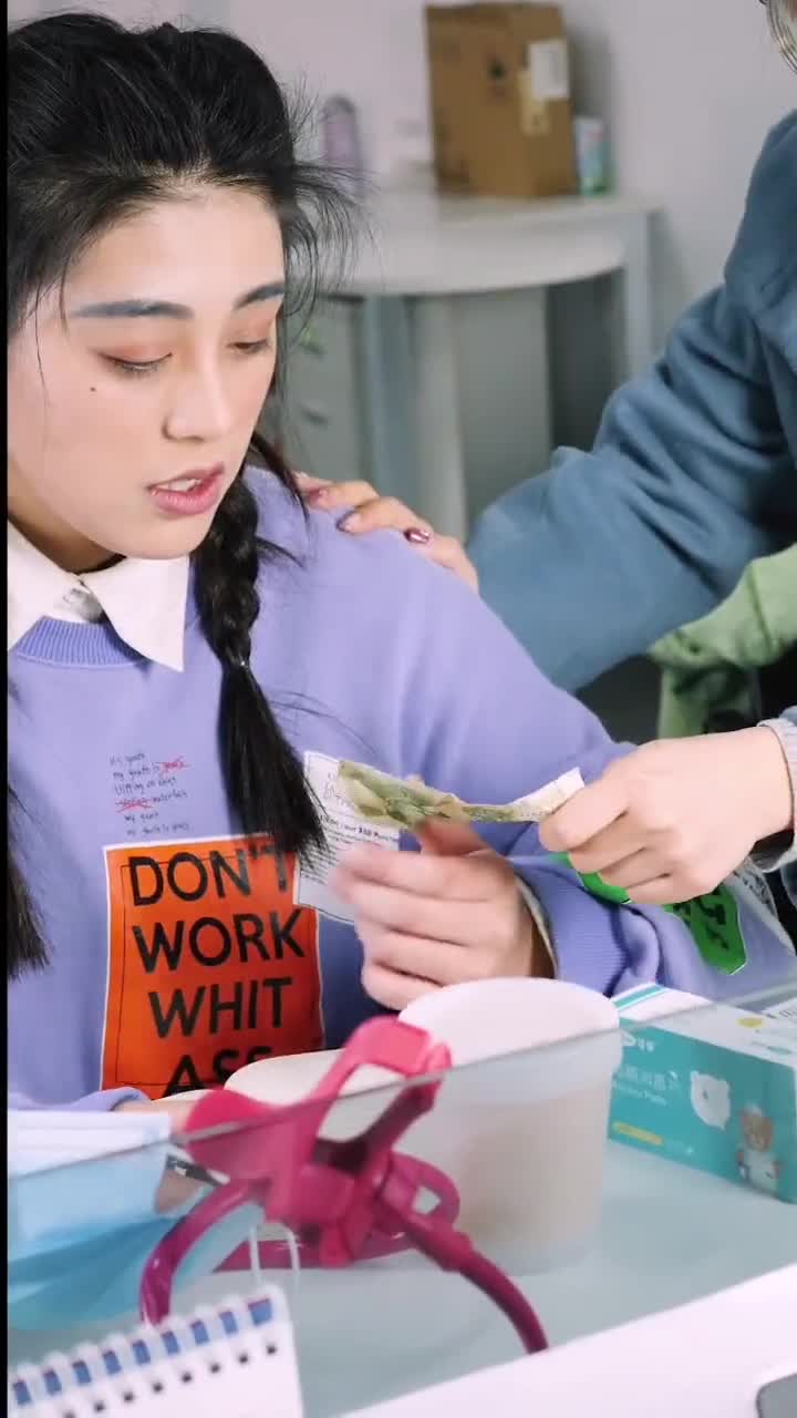 一块钱想吃汉堡那就给你来个淑芬牌老八秘制小汉堡!浓缩的才是精华嘛～