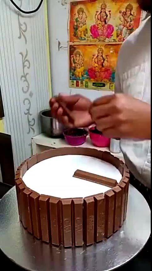 #搞笑段子#印度的巧克力蛋糕真让我长见识,这妥妥是真巧克力,拆封啥样在蛋糕上就啥样