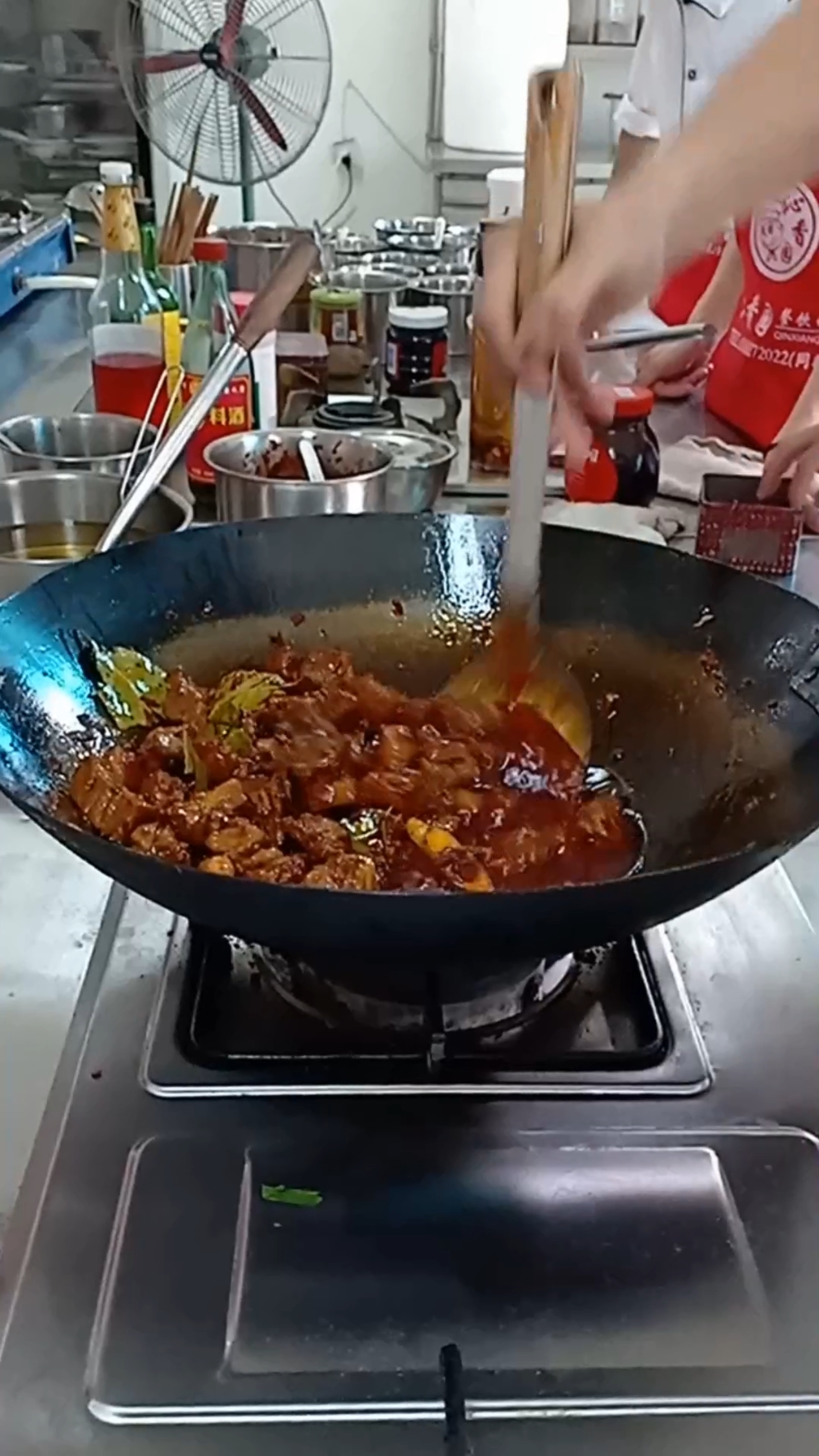 面馆牛肉臊子做法,有没有觉得,面馆里做的牛肉臊子很香,也很耙,这就是原因