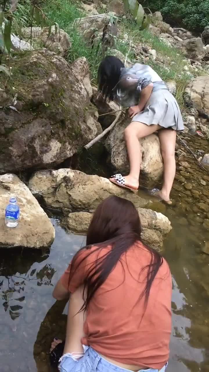 缅甸女孩抓鱼