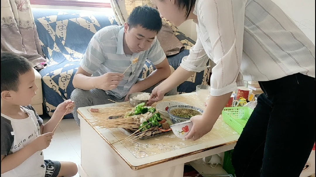 天气太热了,给一家人做一款不辣版冷锅串串,送给不能吃辣的你!