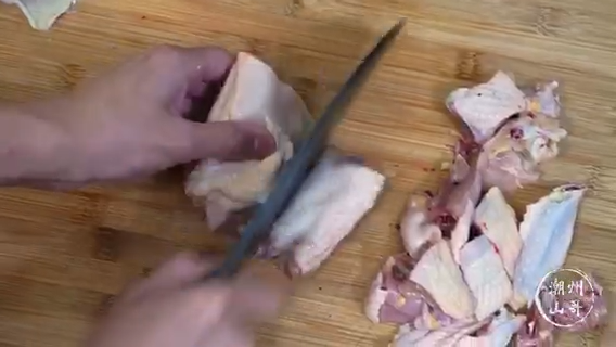土豆焖鸡的做法。