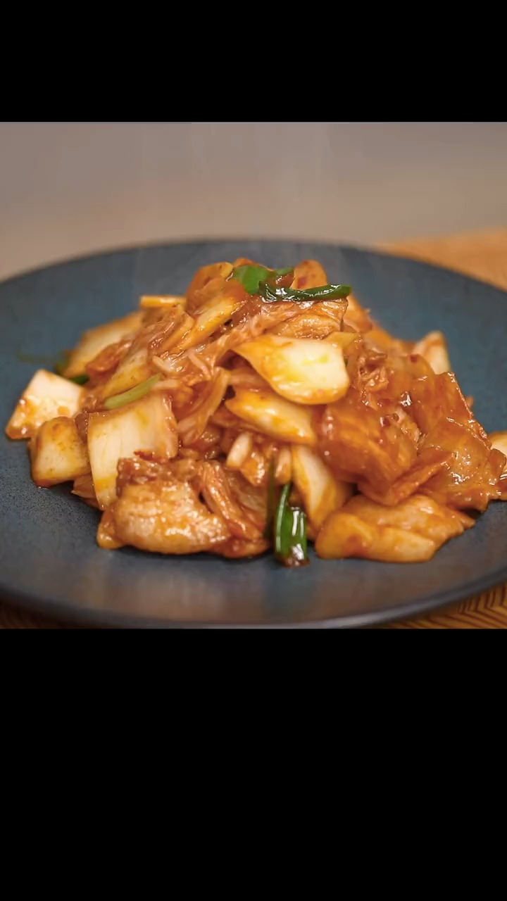 #每天一点冷知识#超下饭的家庭版辣白菜炒五花肉,香辣可口,开胃不腻   #家庭小炒  #辣