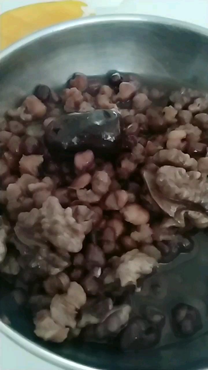 红豆薏米核桃红枣粥