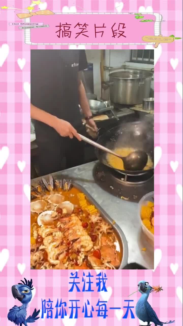 今天的晚饭比较普通,简单吃点海鲜吧,我还要减肥呢,搞笑段子