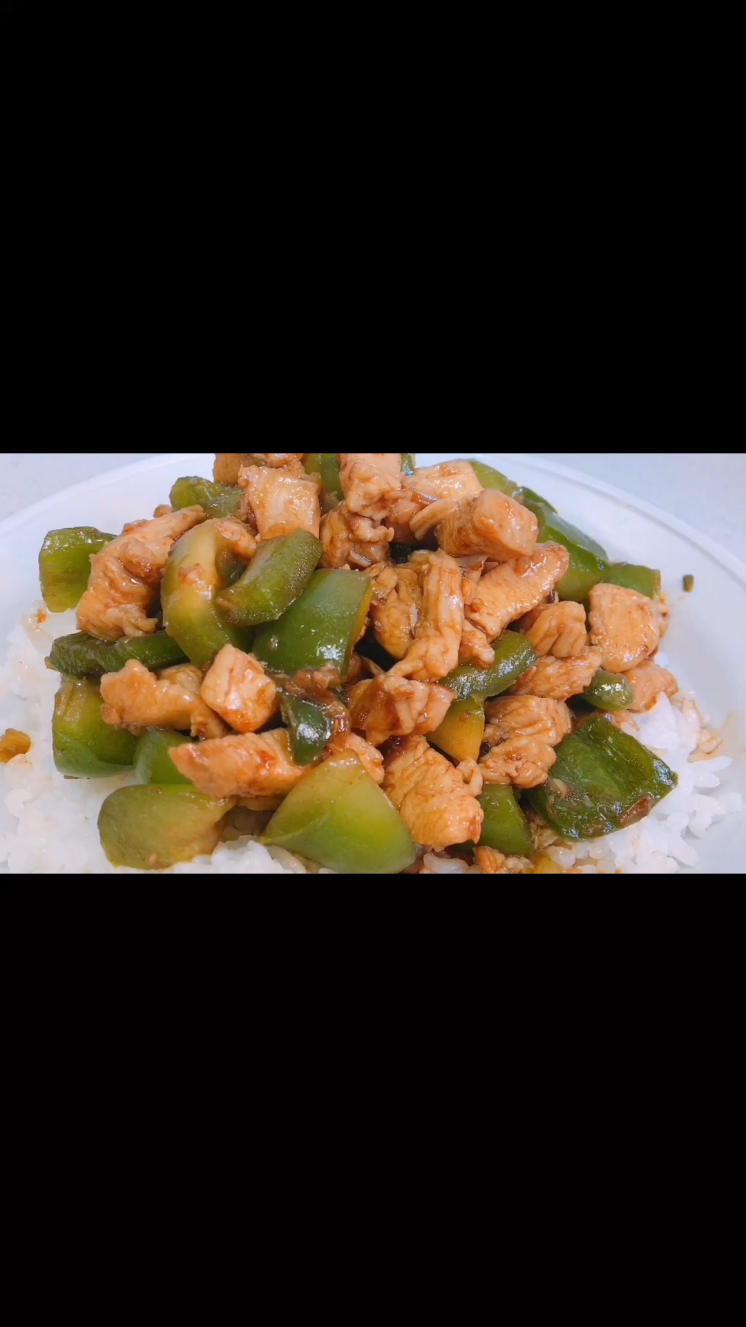 6块钱炒一盘辣子鸡丁盖饭,用汤汁拌上米饭,椒香肉香混合在一起