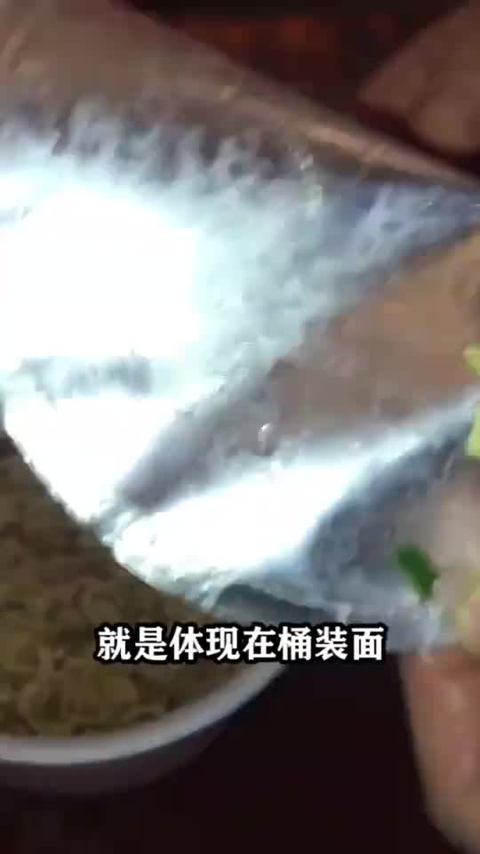 #娱乐#桶装方便面比袋装贵3块,为何人们都宁愿买桶装的面?