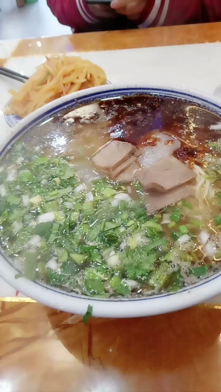 #新年新气象#一清二白三红四绿的牛肉面