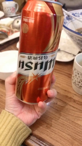 #快要憋疯的你#大美新疆欢迎你,这样乌苏有易拉罐,有瓶装,乌苏啤酒在新疆我们叫(夺命大乌苏