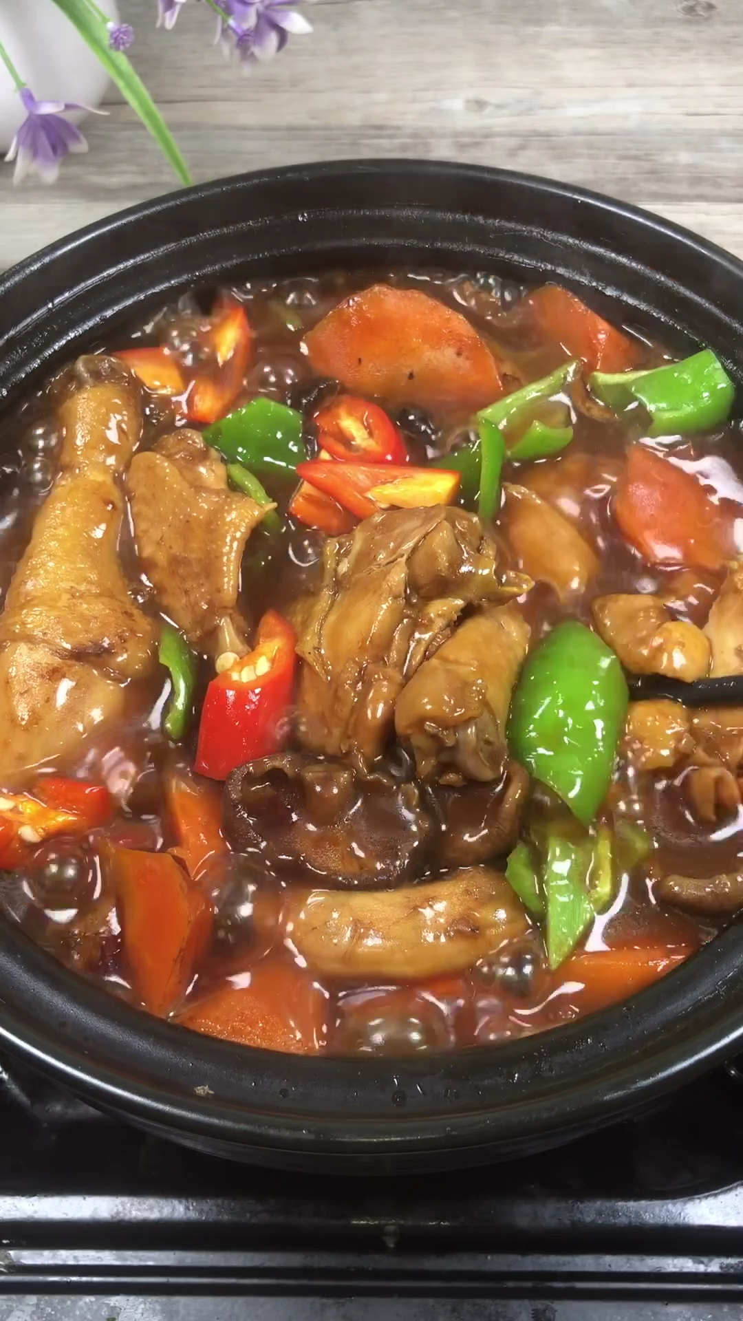 养了3年的老母鸡,不小心掉开水里烫死了,我很伤心,含泪吃了3大碗