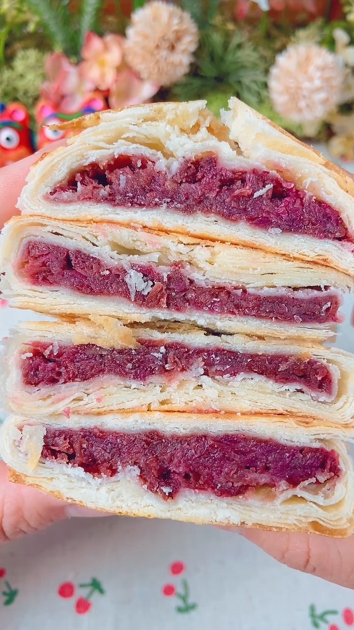 三朵玫瑰一个饼,嘉华鲜花饼太好吃了。