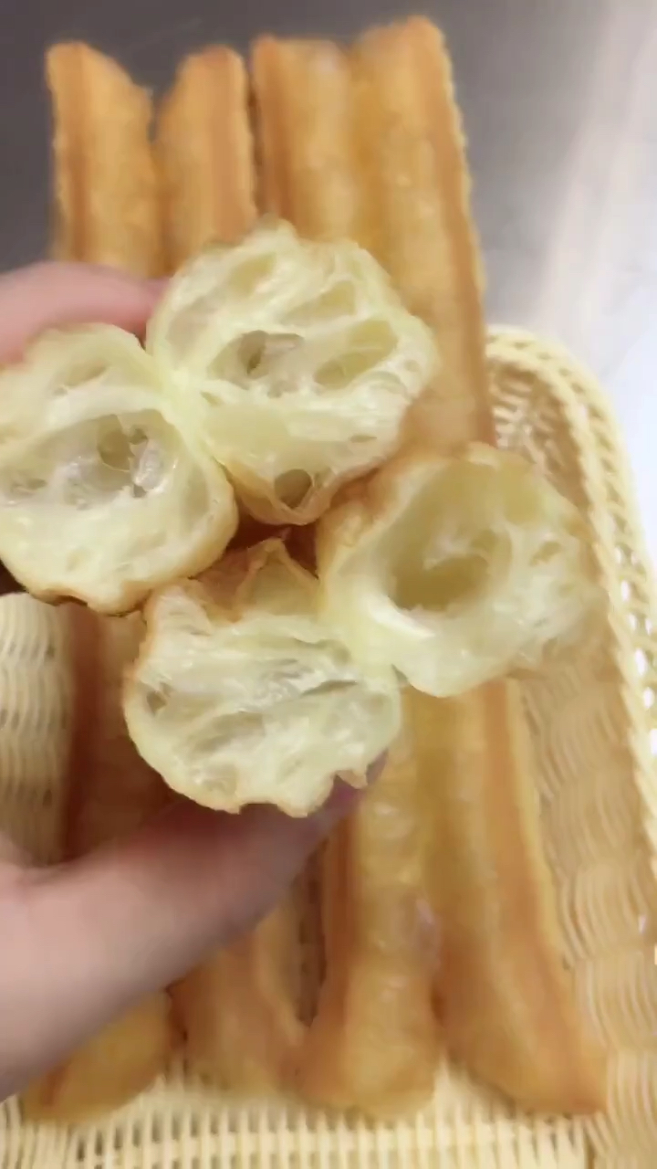 油条制作教程三,有喜欢的朋友点个爱心支持一下。点我头像前边有详细的制作视频。