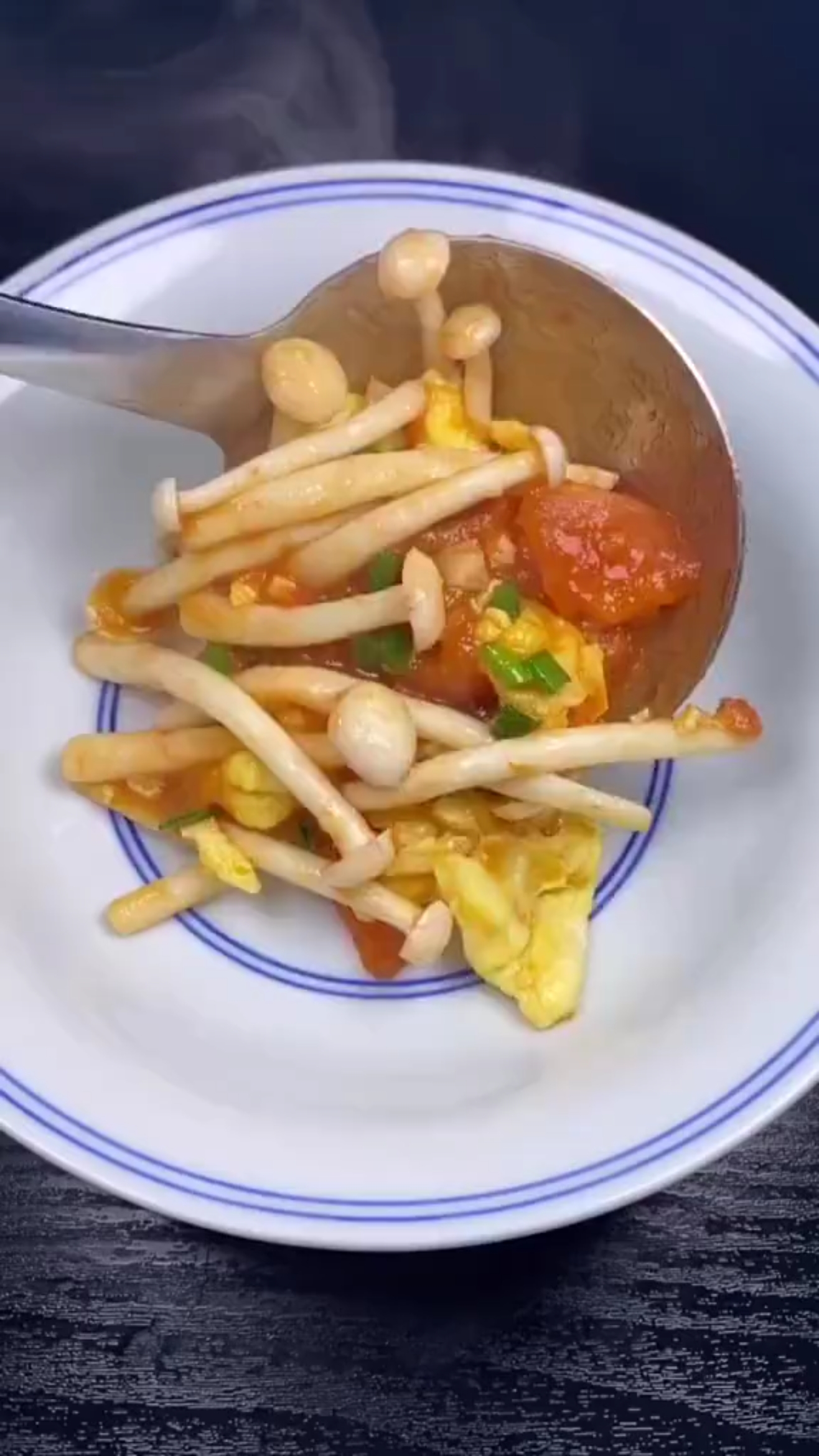 西红柿鸡蛋炒海鲜菇,做法简单又美味,汤汁拌饭超级nice!