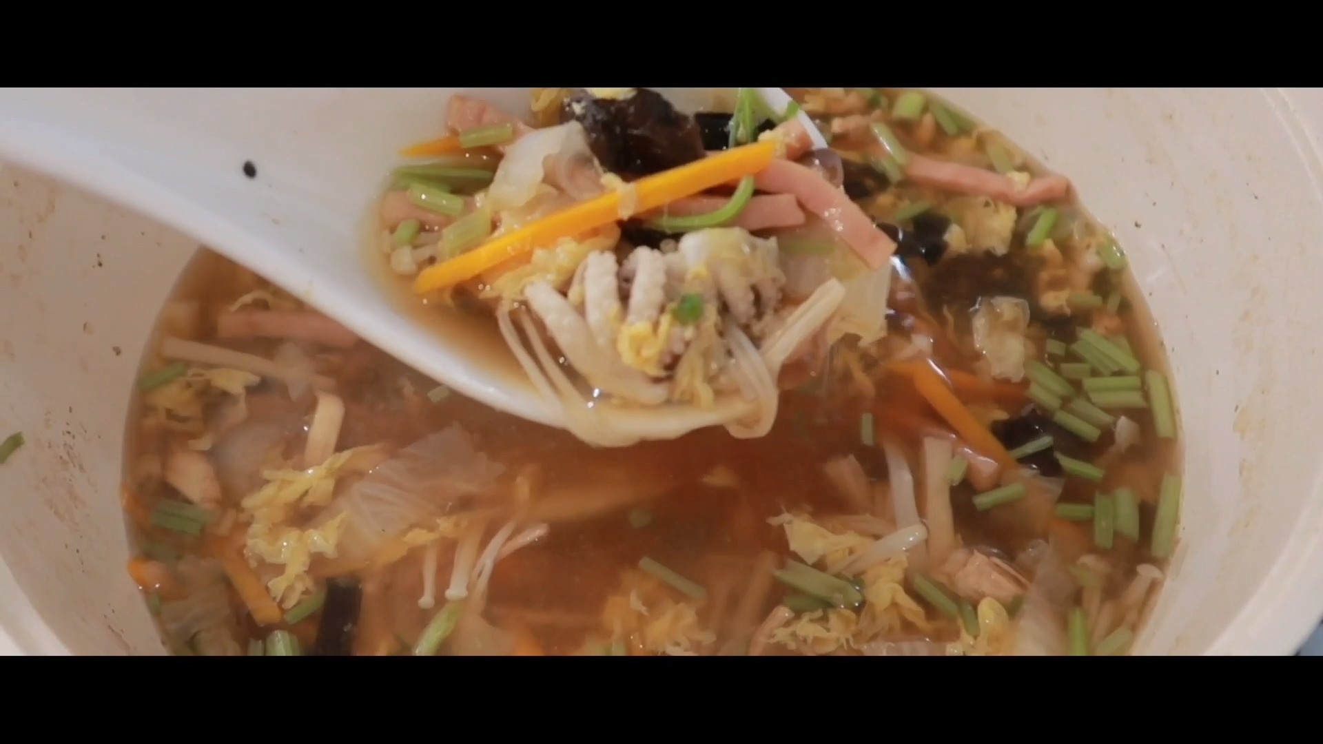 #美食#关晓彤同款「解馋鲜辣汤」真的好喝吗?怎么说呢,我一口气喝了2大碗!