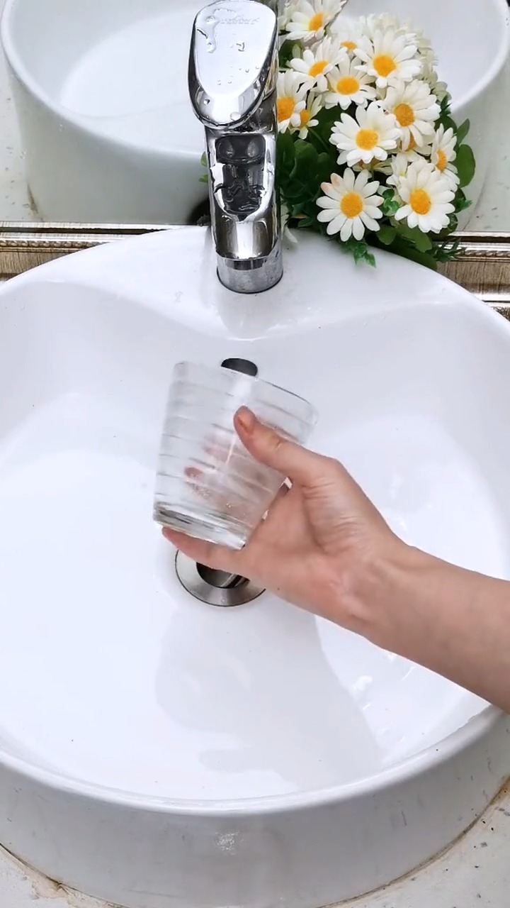 #娱乐#家里的水杯有水垢跟我一起做完这些准备杯子就洗白白了