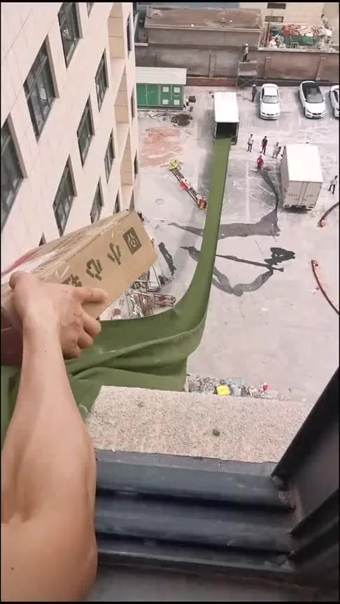 #搞笑段子#快递包裹滑道,竟然没有缓冲带,这要是易碎物品可咋办