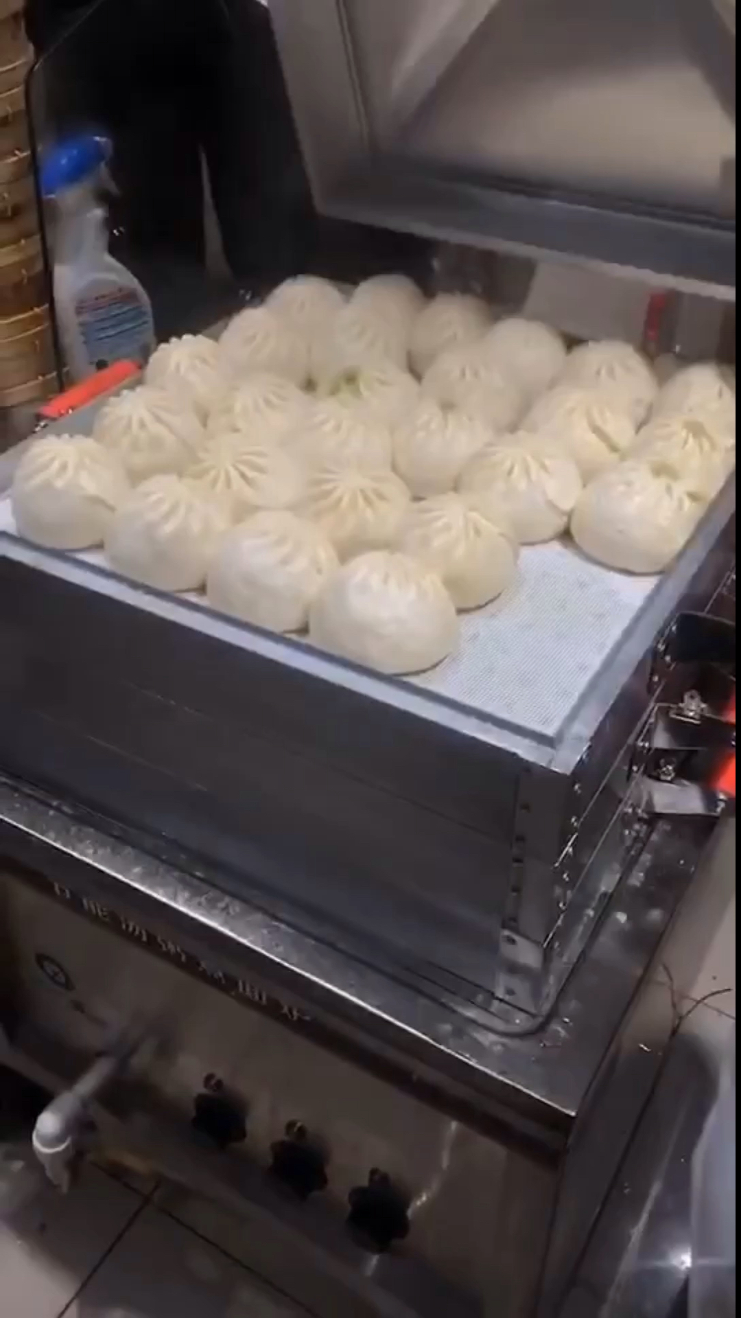#全自动包子机#一对平凡的夫妻 从摆地摊卖包子 如今开八家连锁店  路过的朋友可以为他们点