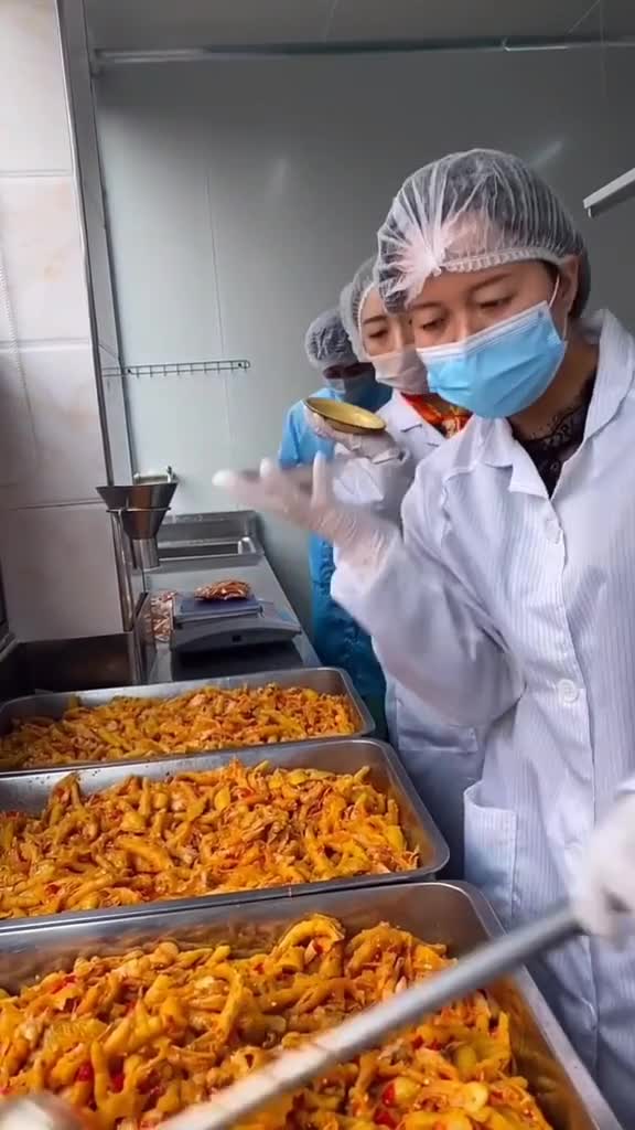 老板说试吃员标准必须要胖10斤热门,麻辣冷吃,超好吃的酸辣无骨鸡爪