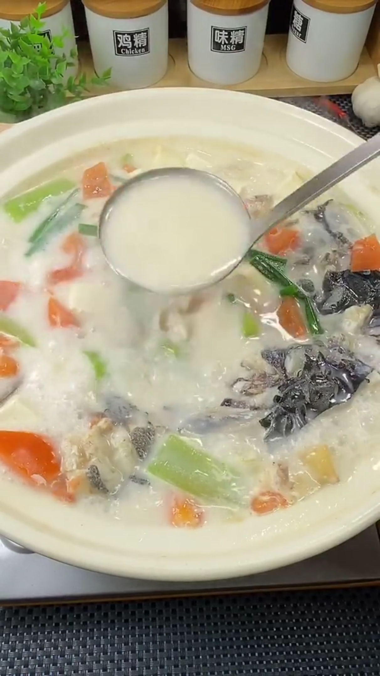 #快要憋疯的你#鱼头豆腐汤。