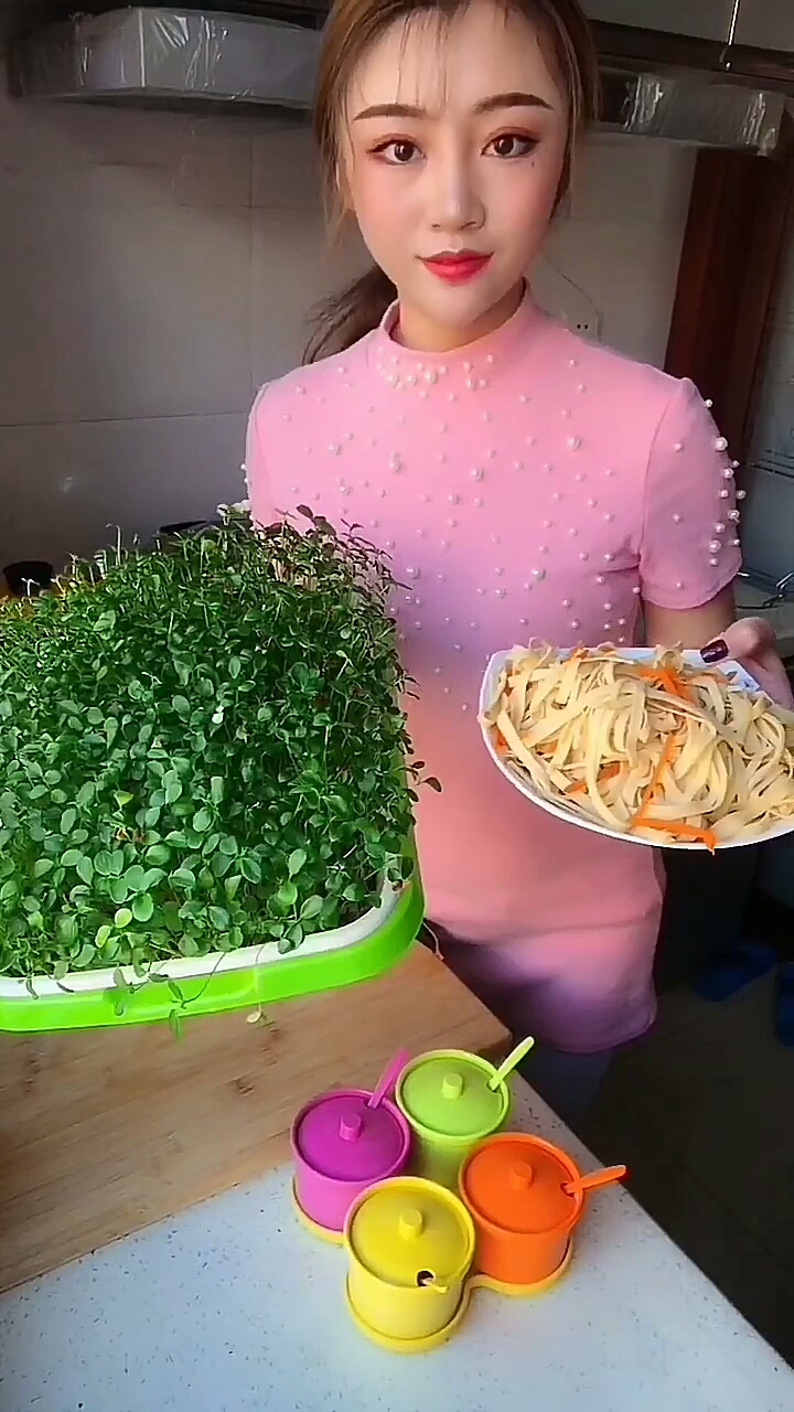 香椿拌豆腐皮。