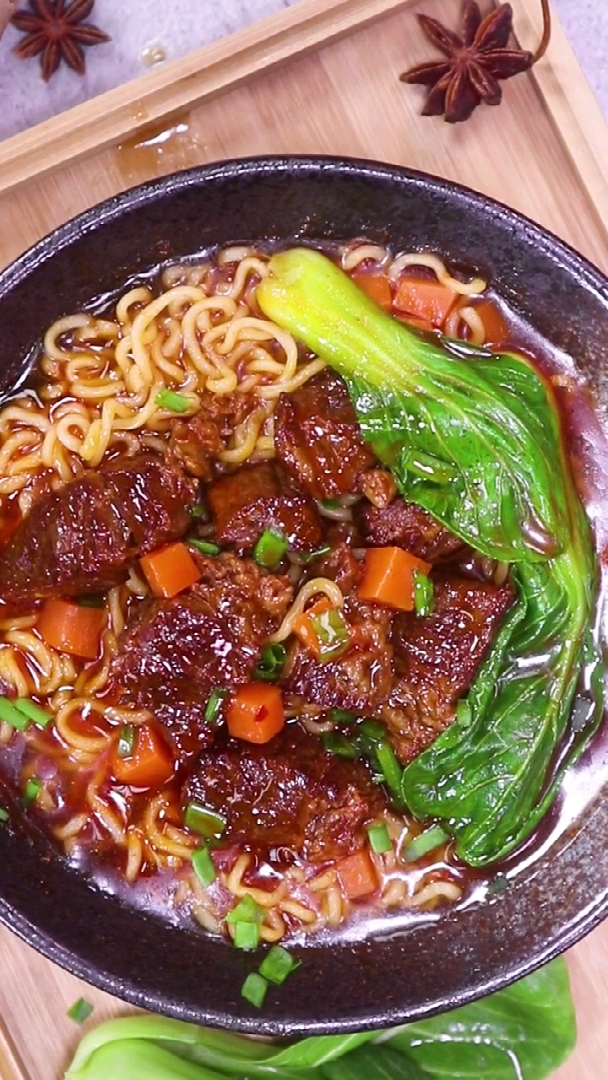 红烧牛肉面,肉质软烂,面条劲道,吃上一碗超过瘾