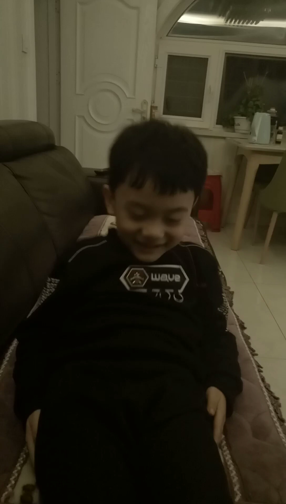 小朋友在做仰卧起坐。