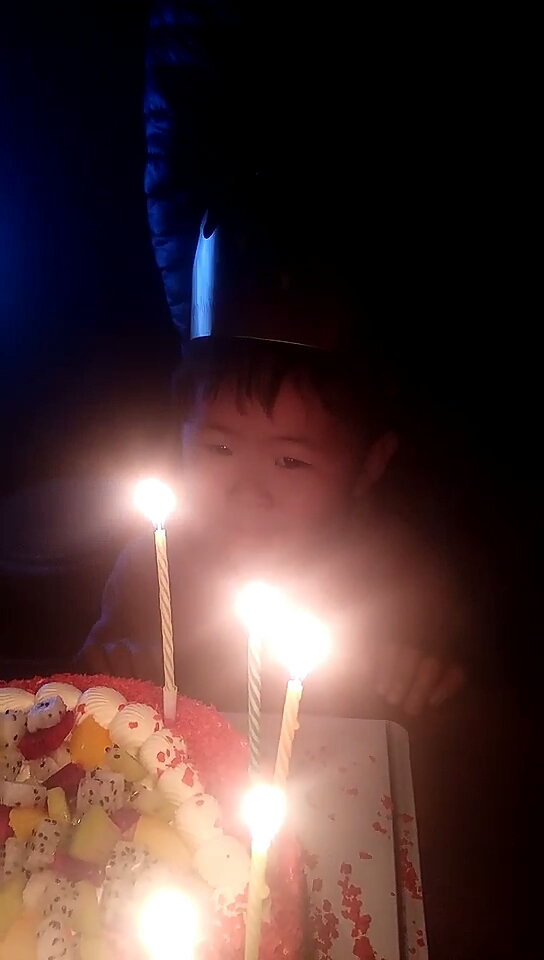 妗妗的生日蛋糕她妗妗还没回来呢 她就要插蜡烛 祝妗妗生日快乐呢